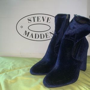 Blue velvet heeled booties